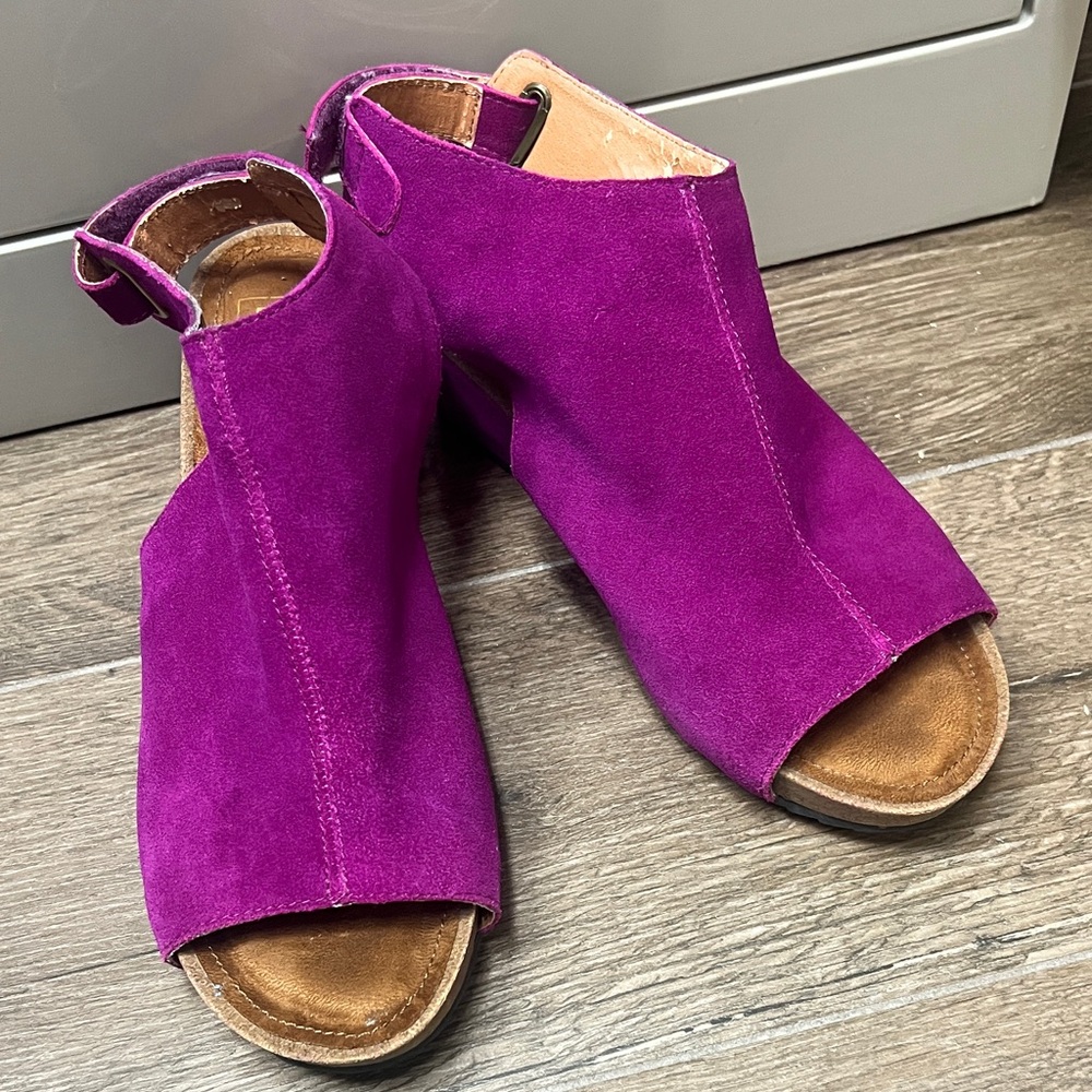 Women’s Open-Toe Suede Sandals in Fuchsia